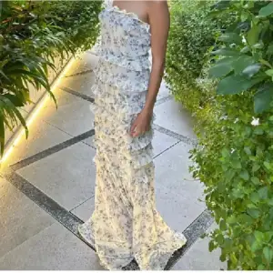 Superfin långklänning från Boohoo💕 Org pris 800 mitt pris 500 i ny skick❤️ Kolla gärna in mina andra annonser och jag är öppen för köp nu💕
