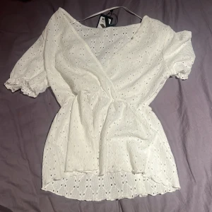 Blus - Sjukt fin blus, perfekt nu till sommaren! Har endast testat på, har prislappen kvar. Säljer då den bara ligger tyvärr…. Skriv vid funderingar! ❤️ passar mig som oftast bär XS till S
