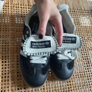 Adidas Wales bonner - Så fina adidas Wales bonner skor, de är i nyskick så inte slitna över huvud taget, i storlek 37