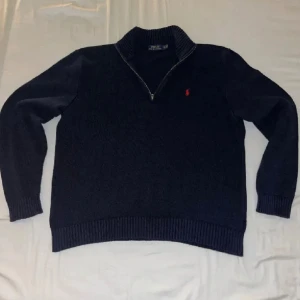 Ralph lauren tröja - En stickad half zip från Ralph lauren i bra skick. Storlek Xl men sitter som L.  Skriv ifall ni har frågor eller för fler bilder