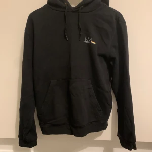 Hov1 merch hoodie - Hov1 merch hoodie i storlek S, väl använd och har ett hål i sömmen nästan längst ner vid vänster arm (se bild), dock något som enkelt kan lagas 