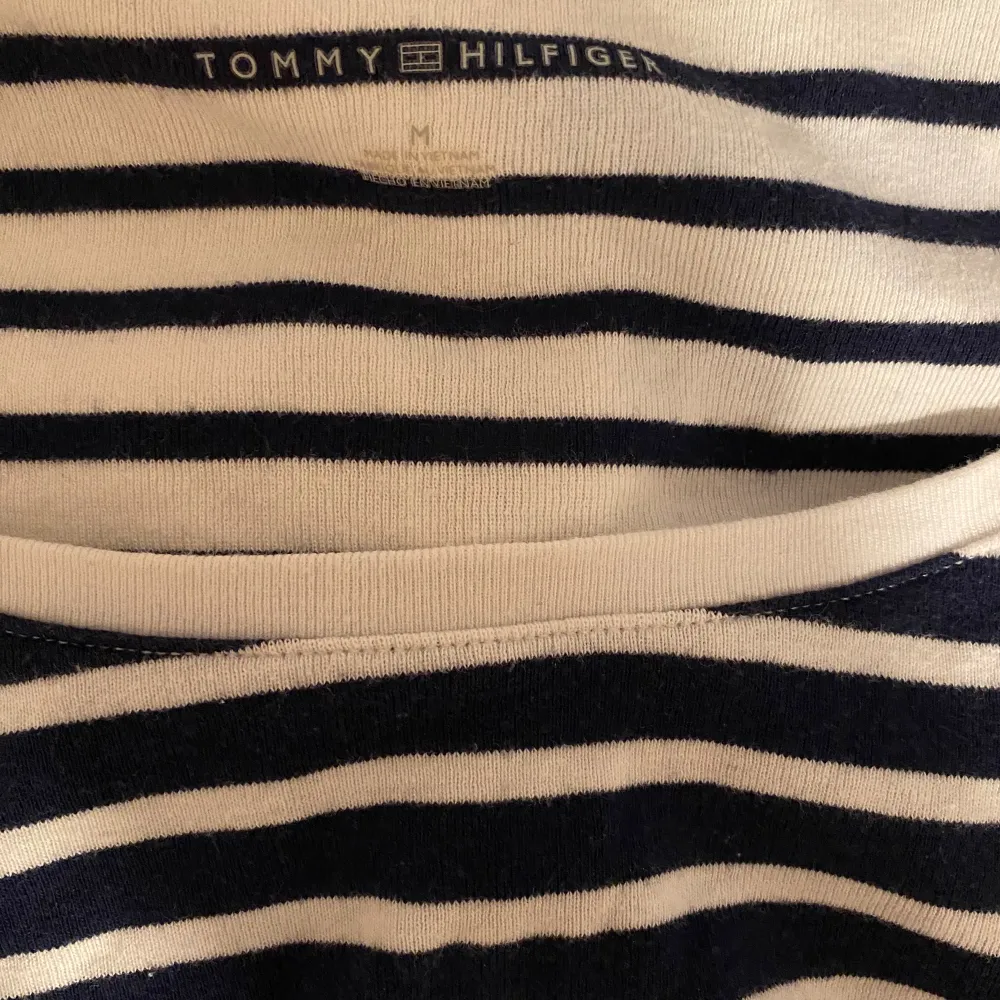 Använd 1 gång äkta Tommy hilfiger tröja. Perfekt till sommaren! Står M men väldigt bra passform och passar mig som är S. Eftersom att det är Tommy Hilfiger är nypris 500. Pris går att diskutera!💘 Skriv för frågor, men tryck gärna på köp nu! . Skjortor.