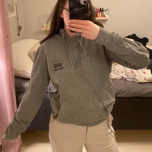 Vans hoodie - Säljer denna vans hoodie. Superskön och bra att ha.🩷