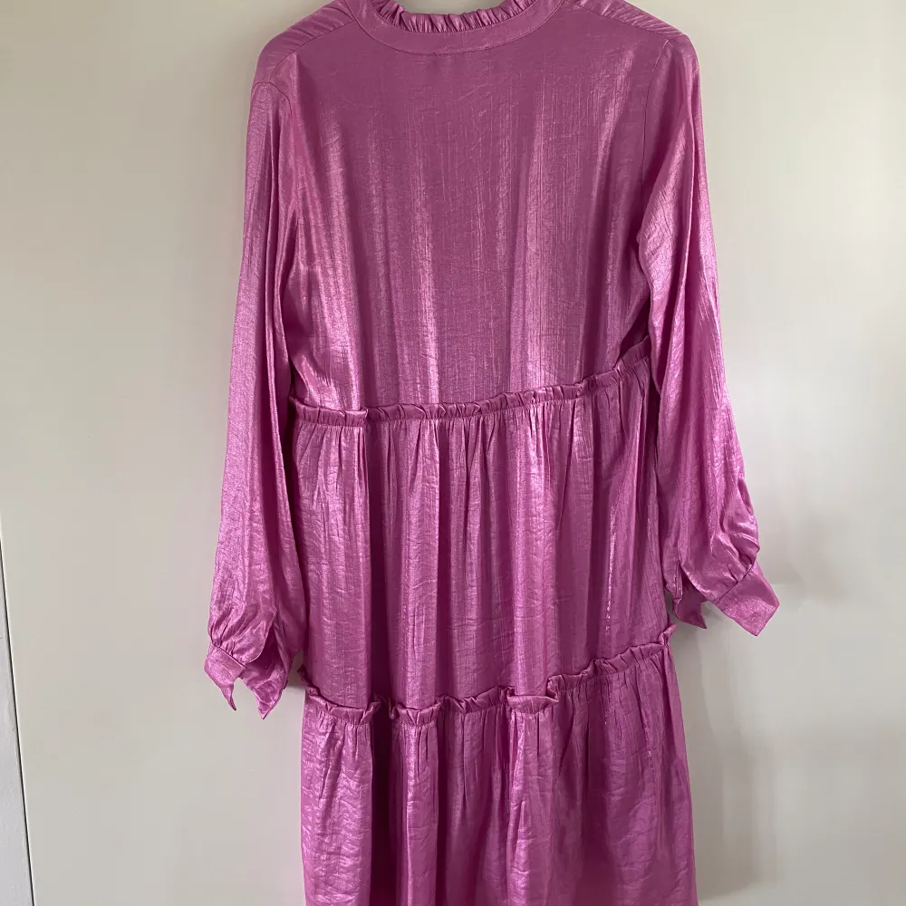 En somrig klänning från SisterS point i storlek S. Den är kall rosa/ lila. Den är endast använd en gång, därmed inga defekter. Köparen står för frakten, inga returer 🥰. Klänningar.