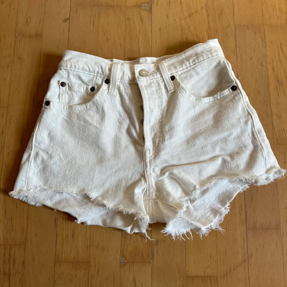 Krämvita shorts från Levis. Endast använda en gång då de tyvärr blivit för små. Storlek w24 passar som XS. . Shorts.