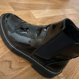 Lack ankel boots - Jätte fina lack skor, finns mindre repor som blivit i själva lacken men de är ingen som syns på håll. (Se sista bilden). Strl 41 men de är små i storleken då jag egentligen har strl 39-40 men behövde 41 i dessa.