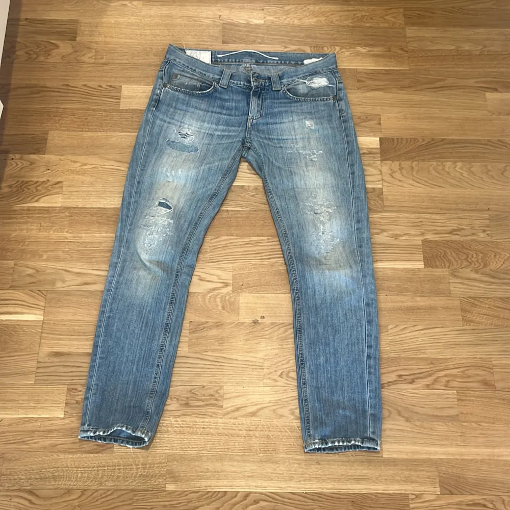Säljer dessa as feta dondup jeans med snygga slitningar fram! PM för mer bilder/info. Jeans & Byxor.