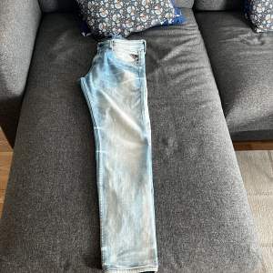 säljer dessa riktigt snygga ljusblåa replay jeans i storlek 30/ 32 , dessa jeans är i topp skick och har inga skador alls. hör av dig vid minsta fundering , pris kan såklart diskuteras 