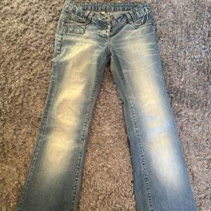 Säljer mina låg midjade vintage jeans med bootcut 💓 så fina men har ett par liknande!!