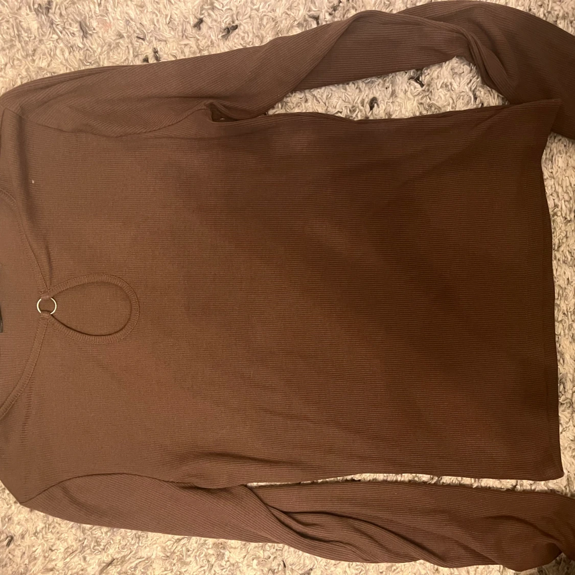 Brun tröja med detalj