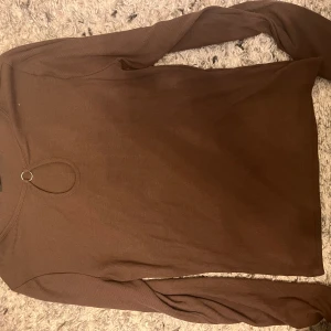 Brun tröja med detalj  - Endast använd. Från bikbok i storlek M 