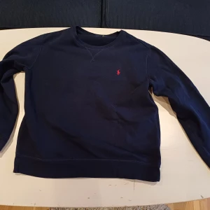 RALPH LAUREN SWEATSHIRT  - Ralph lauren sweatshirt i okej skick den är lite urtvättad därav priset. Den är riktigt snygg och perfekt för lite kyligare sommarkvällar. Det är bara att skriva om eventuella frågor 