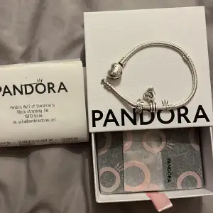 Armband från Pandora köpt från deras butik, skicket är fint använt vid fåtal tillfällen köptes i februari. Hela armbandet är köpt för 1500kr🩷🎀