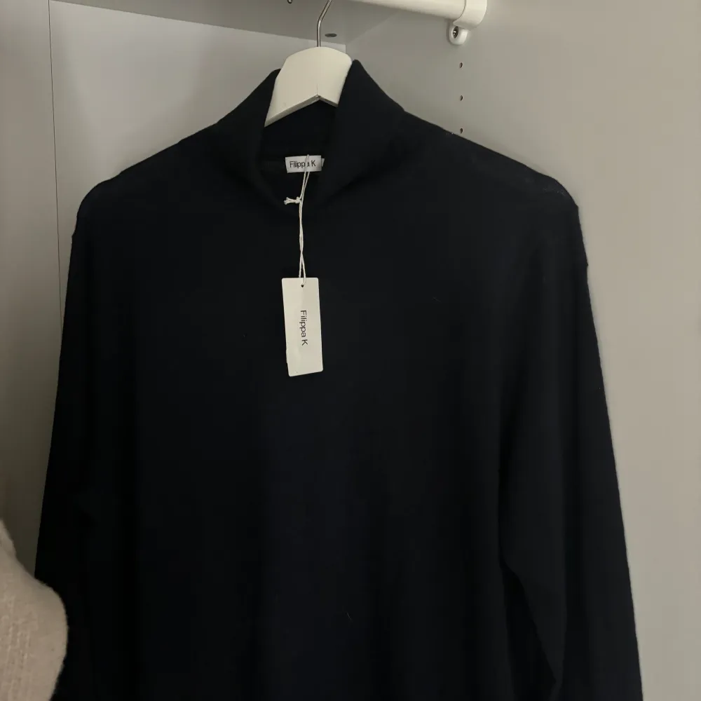 Säljer denna superfina tröjan från Filippa K som är i ull & Kashmir, köpt på volt för 1400kr & aldrig använd. Obs detta är en killmodell i storlek S. Den sitter oversized på mig som brukar ha xs!🤍 Köparen står själv för eventuell fraktkostnad!. Tröjor & Koftor.