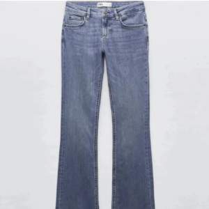 Säljer nu mina zara jeans som tyvärr börjar bli försmå och för korta! Jag är 165cm! De är använda men det är inga stora defekter på de! Köptes för 399kr! Köparen står för frakten och hör av dig vid fler bilder och intresse❤️‍🔥