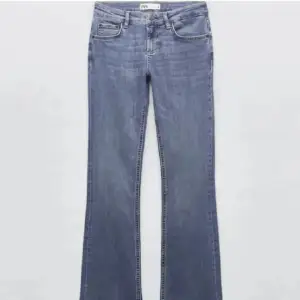 Säljer nu mina zara jeans som tyvärr börjar bli försmå och för korta! Jag är 165cm! De är använda men det är inga stora defekter på de! Köptes för 399kr! Köparen står för frakten och hör av dig vid fler bilder och intresse❤️‍🔥