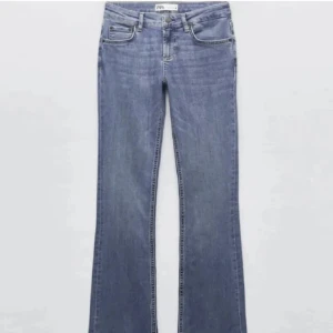 Zara low waist jeans  - Säljer nu mina zara jeans som tyvärr börjar bli försmå och för korta! Jag är 165cm! De är använda men det är inga stora defekter på de! Köptes för 399kr! Köparen står för frakten och hör av dig vid fler bilder och intresse❤️‍🔥