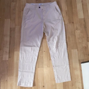 Linnebyxor - Linnebyxor från Jack & Jones i nyskick. Storlek 31/32. Köparen står för frakt