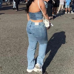 Lågmidjade ljusblåa jeans  - Fina och bekväma ljusblåa jeans. Väldigt smickrande och lågmidjade. Knappt använda. Originalpris: 499. Säljes för: 199. Pris kan diskuteras 