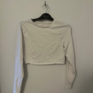 Cropad tröja - Vit långärmad cropad tröja 