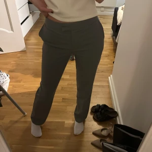 Lågmidjade kostymbyxor - Jättefina låga mognade kostymbyxor från NA-KD!! I storlek 34 och har endags använts 2 gånger! Jag är 169 cm för referens! 