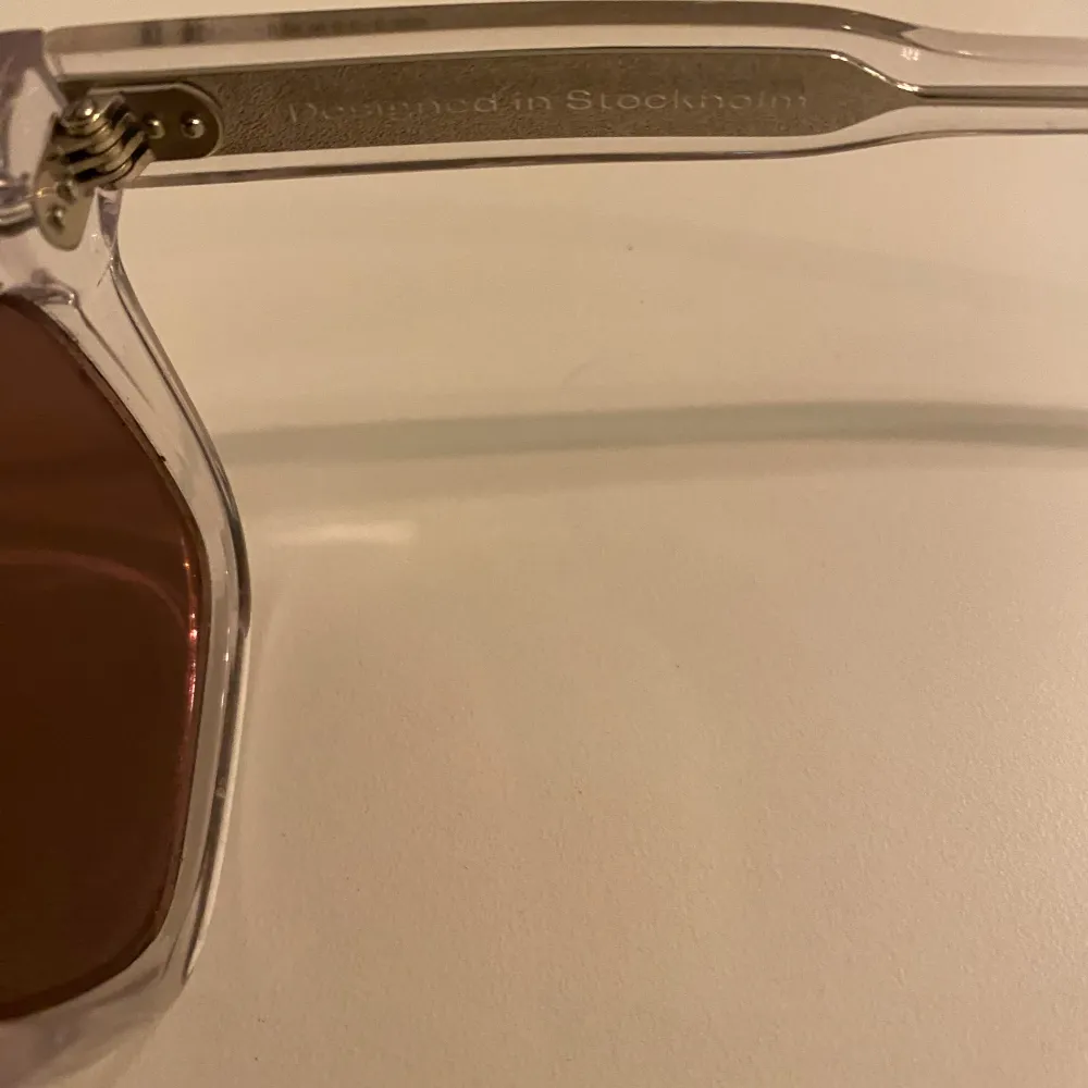 Säljer Chimis 04 solglasögon med uppgraderade Transitionsglas från ljust till mörkare. Ordinarie pris 1200 kr, mitt pris 449 kr. Pris diskuteras gärna. Perfekt för den som vill ha stil och funktion till ett väldigt bra pris!. Övrigt.