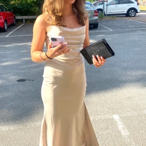 Balklänning från zalando (walg) storlek XS💕💕💕!  - Säljer min älskade balklänning som tyvärr inte kom till användning mer än en gång. Köpte den på zalando och den är från Walg. Storleken är XS! Verkligen drömklänningen ifall ni har bal i sommar! Använd endast en gång❤️Orginal pris 1000 kr