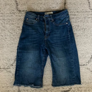 Gina Tricot jeansshorts tighta blå - Gina Tricot jeansshorts i färgen blå. Tighta och sexiga i storlek S. Andvända några gånger men i perfekt skick💕