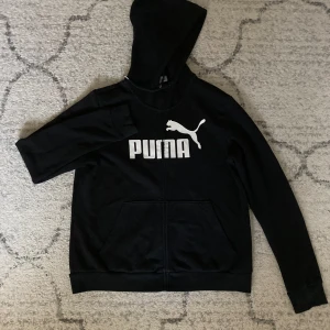 PUMA kofta svart med logotyp framifrån - PUMA kofta med hood i färgen svart med logotypen framifrån och med storlek 40. Andvänd 3 gånger men i mycket bra skick💕