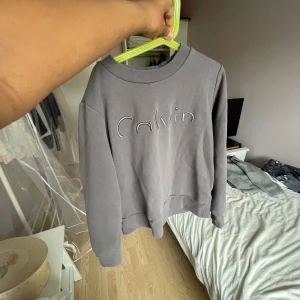 Calvin Klein tjocktröja - Tjocktröja i Stl S passar mig som är 160cm lång, grå med text på.