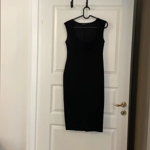 Svart cocktail klänning Nelly  - Svart knälång klänning från Nelly. Fyrkantig ringning 