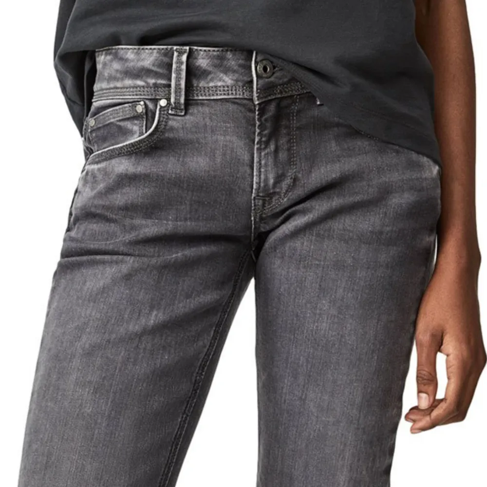 Snygga jeans från pepe i modell saturn, straight mid waist. Lappen är inte kvar men skulle säga att storleken är ca 27/34.  midja tvärsöver: 36cm, innerbenslängden: 82cm, hela längden: 104cm. Bra skick! Första 3 bilderna från nätet!. Jeans & Byxor.