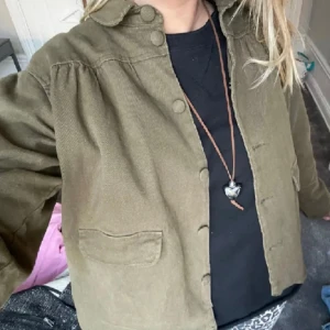 Grön vårjacka  - Perfekta vårjackan! Aldrig använd och har prislapp kvar, nypris är 1000kr. 