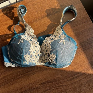 Intimissimi bh  - Säljer en helt oandvänd bh från intimissimi i stolek 75b. Den har bara testats. Därför är prislappen borta. ❤️