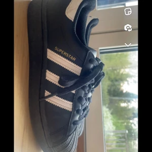 Adidas superstar - Använt men gott skick, små defekter bild 4 & 5, skriv för mått eller andra bilder🤍