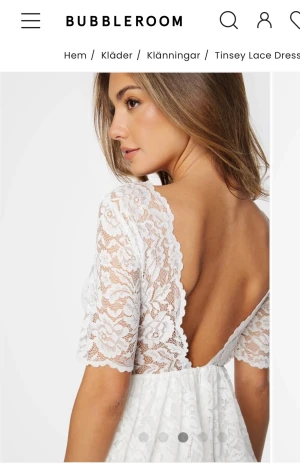 Vit klänning med spets  - Vit oanvänd klänning med spets och v-ringad rygg i storlek 34 från bubbleroom. Nypris 699. Köparen står för frakten ✨