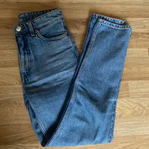 Low-mid waist jeans från Monki. Fin passform. Jeansen passar på xs-s. Dom är sparsamt använda så i mycket fint skick. 🌸   
