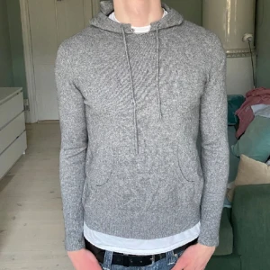 100% Kashmir hoodie - En fett 100 % Kashmir hoodie som är professionell gjord!!! Killen i bilden är 186.  Kom privat för fler bilder eller prisförslag!