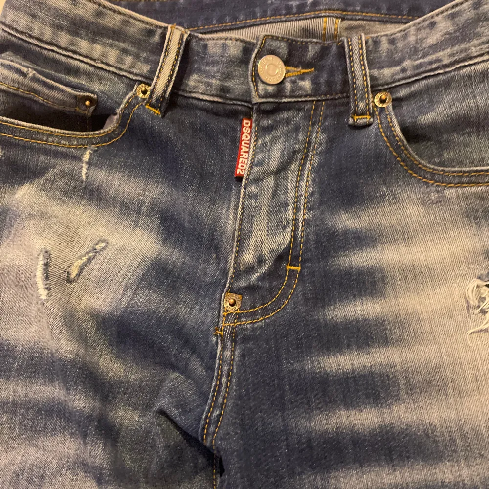 Säljer ett par DSquared2 jeans i storlek 26. Nästan nya och i utmärkt skick. Säljer dem eftersom de tyvärr inte passar längre.. Jeans & Byxor.