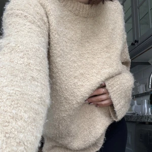 Stickad tröja  - SUUUUPER snygg stickad tröja ifrån zara! Mysigaste tyget🧸använd få gånger så den är som ny. Nypris va ca.600. Skriv för fler bilder <33 perfekt till sommarkvällarna 