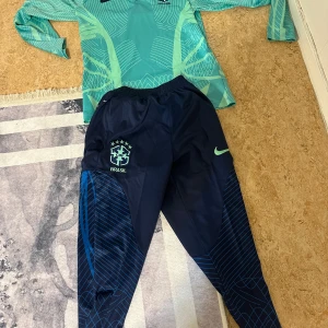 Brasilien kläder  - Helt ny Brasilien tröjan och byxan 10/10 två dagar leverans 