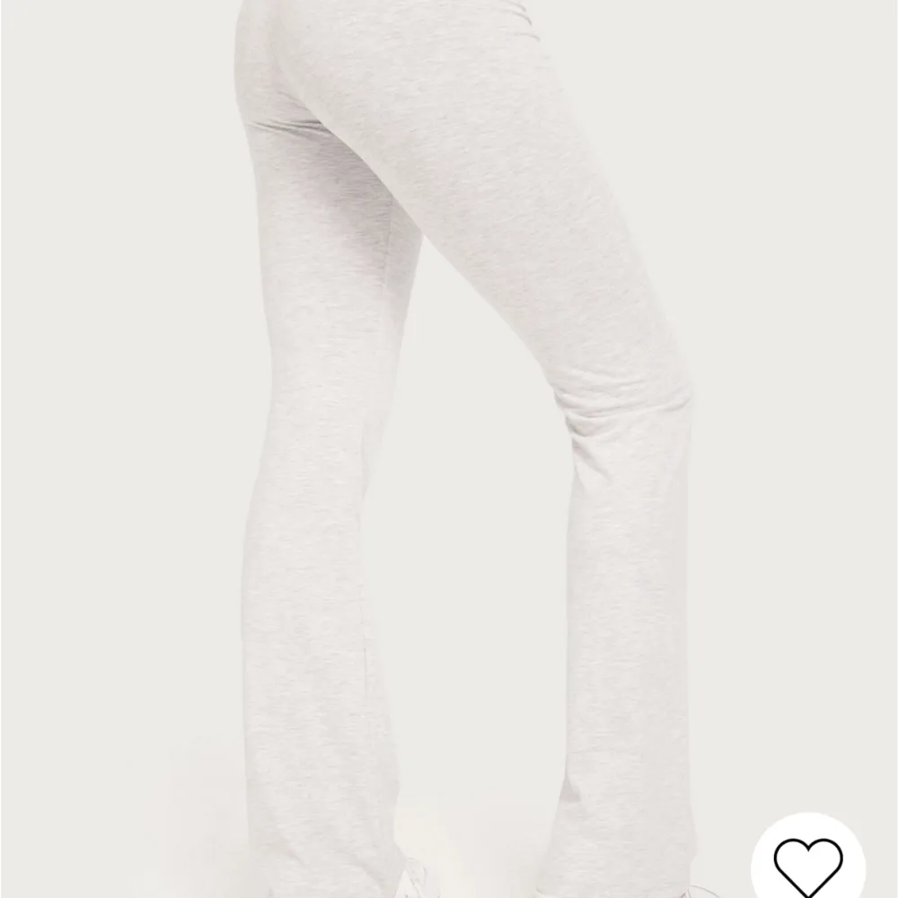 Säljer mina ljusgråa yoga pants från Nelly. De är aldrig använda och VÄLDIGT sköna🎀🐚❤️. Jeans & Byxor.