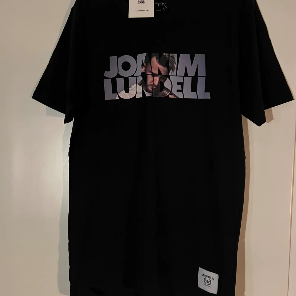 Svart t-shirt från Joakim Lundells kollektion med galagowear. Aldrig använd med lappen kvar. T-shirts.