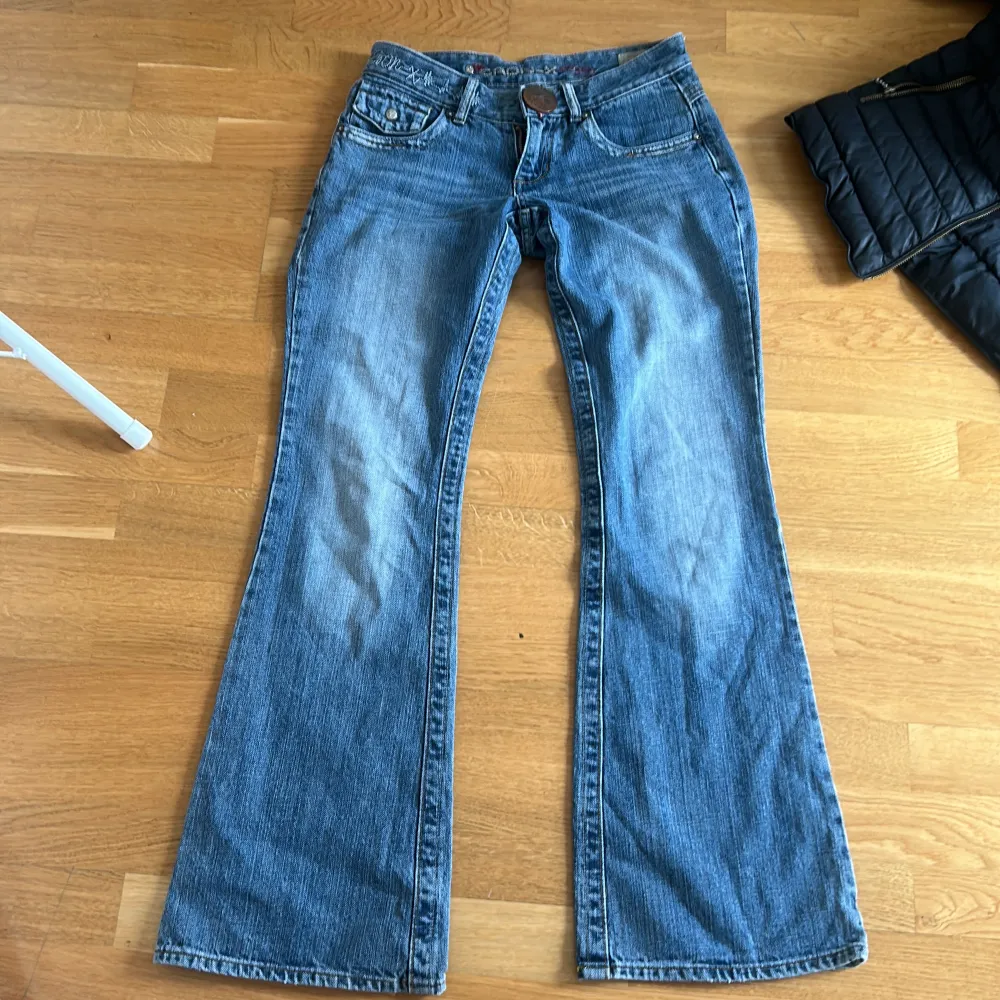 Jättensnygga jeans som köptes här på en Plick💓De har jättecoola detaljer på alla fickor. Tyvärr för stora för mig och därav säljer jag de. W27/L32💓 Inga slitsskador eller hål osv. Hör gärna av dig för mer information😀. Jeans & Byxor.