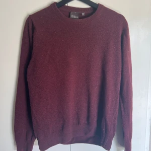 Oscar Jacobsson stickad tröja - Säljer en riktigt snygg vinröd ulltröja från Oscar Jacobsson som inte säljs längre. I princip helt oanvänd. Storlek S men passar XS också. Nypris: 1400 kronor. Säljer för 599 kronor