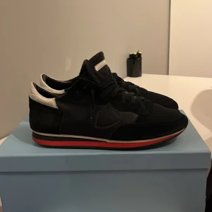 Philippe model - Snygga philippe models skor i strl 42. Använda men i bra skick 7/10. Endast skorna som medföljer 