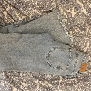 Jätte snygga jeans från Gina använda typ två gånger Kontakta mig om du vill ha fler bilder eller info😁 Priset är 250 eller bud Köpare står för frakten! 