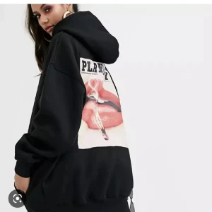 Playboy hoddie  - Använt ett fåtal gånger💕 skriv vid fler frågor/bilder! Pris kan diskuteras vid snabb affär🤝