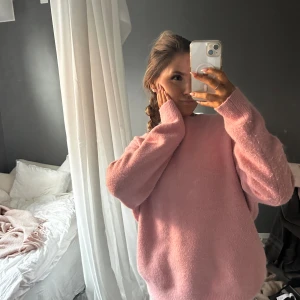Stickad tröja - Säljer denna fina rosa tröjan från zara. Den e lite nopprig men inget som syns och går lätt att ta bort. Hör av dig om du undrar något🫶🏼