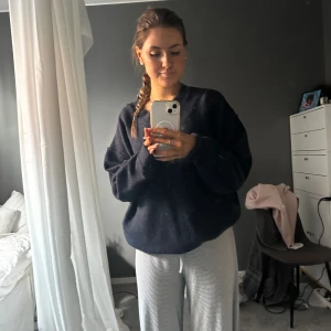 Tröja - Marinblå stickad tröja från Weekday, så fint och sparsamt använd! Hör av dig om du undrar något🫶🏼